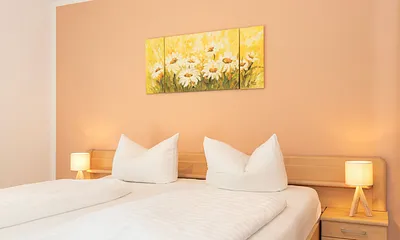 Schlafzimmer mit Doppelbett