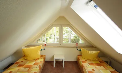 Schlafzimmer im Dachgeschoss mit 2 Einzelbetten (2 x 0,90 m x 2,00 m zum Wohnraum hin offen) durch eine Treppe vom Wohnraum aus zu erreichen