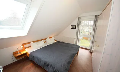 Schlafzimmer mit Doppelbett (1,80 m x 2,00 m), Kleiderschrank, Flachbild-TV und Platz für ein Kinderreisebett