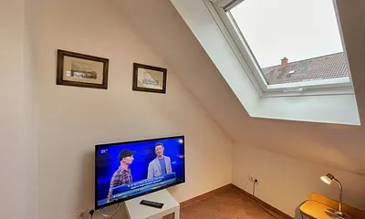 Schlafzimmer mit Doppelbett (1,80 m x 2,00 m), Kleiderschrank, Flachbild-TV und Platz für ein Kinderreisebett
