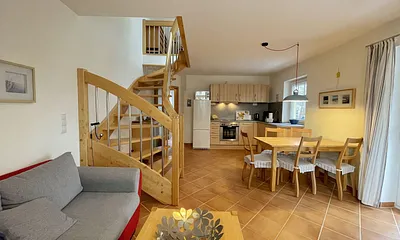 Wohnzimmer mit gemütlicher Couchecke, Couchtisch und Leselampe sowie ein Smart-TV und ein DAB-Radio mit CD-Player