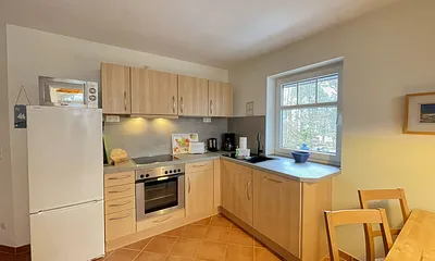 Küche mit Cerankochfeld, Backofen, Kühl/Gefrierkombi, Mikrowelle, Spülmaschine, Kaffeemaschine, Wasserkocher, Mixer und Toaster