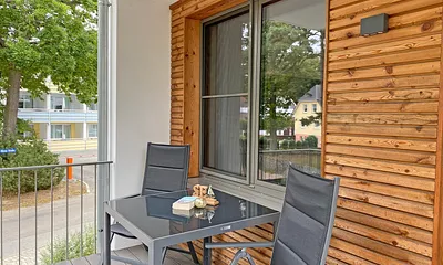 überdachter Balkon (Nord) mit Sitzgarnitur und Blick auf den Park