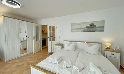 Schlafbereich mit Kleiderschrank