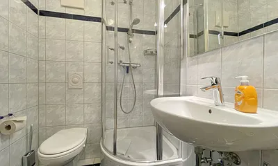 Badezimmer mit Dusche