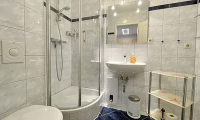 Badezimmer mit Dusche