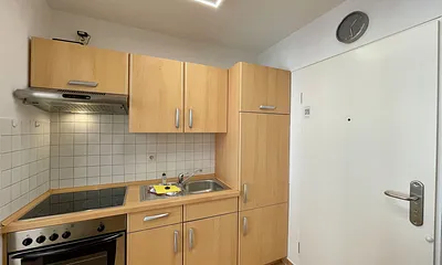 Küchenzeile mit Backofen