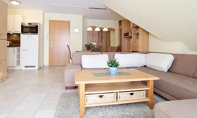 Wohnzimmer mit offener Küche und Essbereich