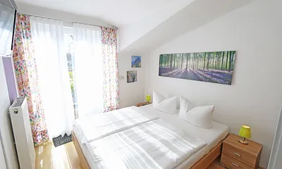 Schlafzimmer mit Kleiderschrank