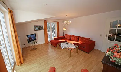 gemütliches Wohnzimmer mit Eckcouch (Aufbettung für die 3. Person), Sessel, Flachbild TV, Couchtisch sowie eine Anrichte