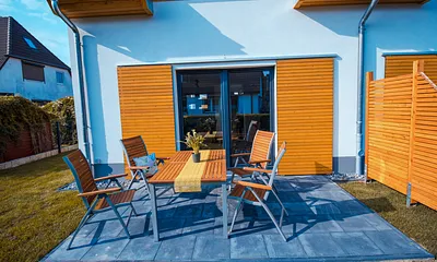 Terrasse (Holzkohle-Grill und Sonnenschirm vorhanden)