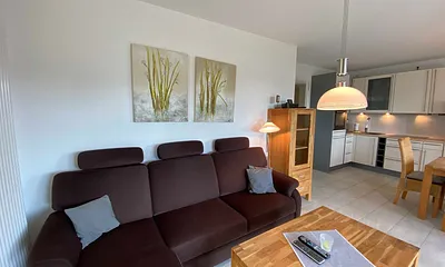 Wohnzimmer mit großer Couch