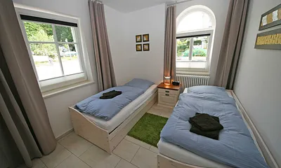 Schlafzimmer mit zwei Einzelbetten und Kleiderschrank