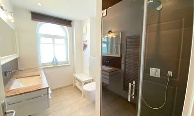 Badezimmer mit Dusche