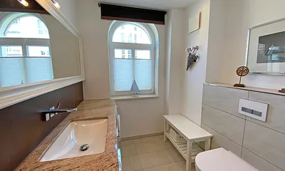 Badezimmer mit Waschbecken und WC