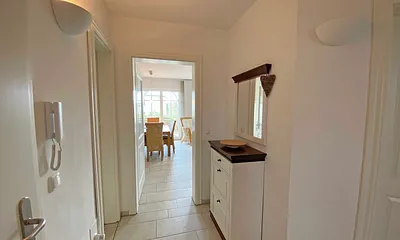 Flur mit Spiegel und kleiner Kommode