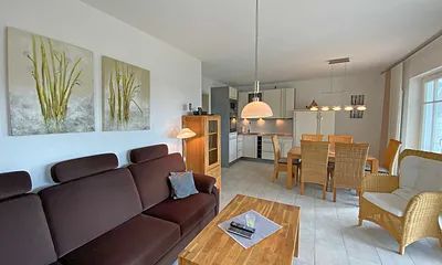 Wohnzimmer mit großer Couch