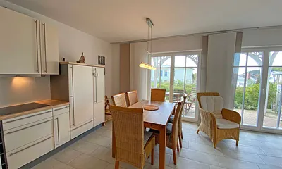 Küchenzeile mit Esstisch für gemeinsames Essen