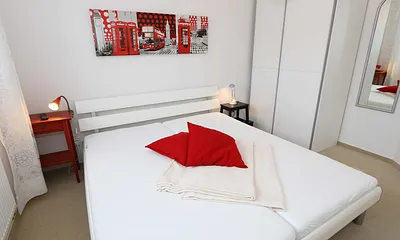 2. Schlafzimmer mit Kleiderschrank