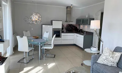 moderne Küchenzeile mit Esstisch