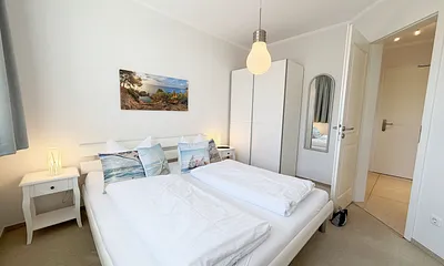 Schlafzimmer mit Doppelbett