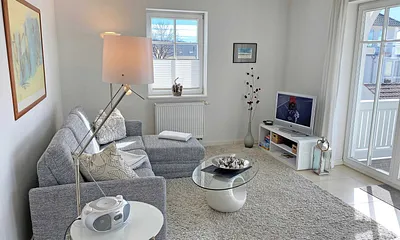 Wohnzimmer mit gemütlicher Couch