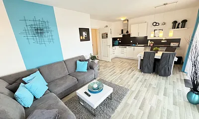 Villa Wilhelmine WE 04 Wohnzimmer mit Blick auf die Küchenzeile