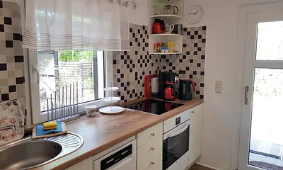 Moderne und helle Küche mit Vollausstattung, Geschirrspülmaschine, Waschmaschine usw.