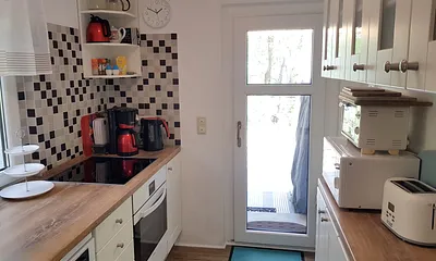 Küche mit direktem Ausgang zur Terrasse mit Ostseeblick, viel Stauraum