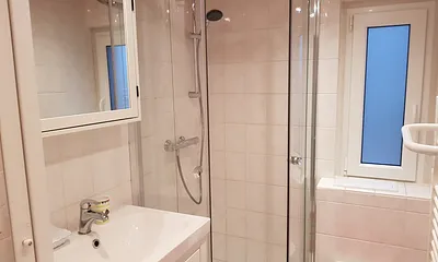 Badezimmer mit Eckdusche, Fußbodenheizung, Handtuchwärmer und viel Stauraum