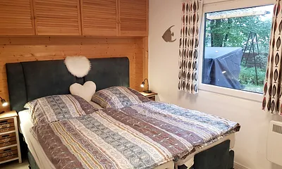 Helles Schlafzimmer mit komfortablem Boxspringbett, elektrisch verstellbar, 2 m x 1,6 m, Blick auf die Ostsee
