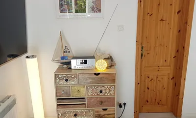 Schönes Schränkchen im Wohnzimmer, Internetradio mit großer Sendervielfalt, stimmungsvolle Beleuchtung