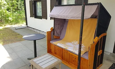 Überdachung vor der Küche mit extra breitem Strandkorb - ein toller Lieblingsplatz