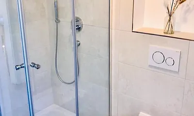 Bad mit Dusche im OG