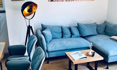 Wohnbereich mit gemütlicher Couch 