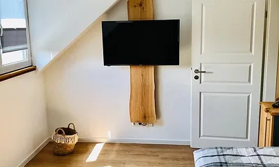 Schlafzimmer mit TV und 2 Einzelbetten im OG