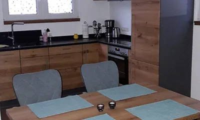 Moderne Küche mit Essbereich