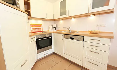 Küchenzeile mit allem was benötigt wird