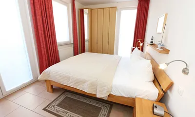 Schlafzimmer mit Doppelbett