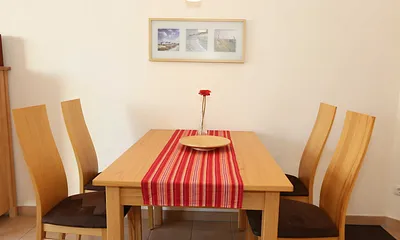 Esstisch mit Stühlen