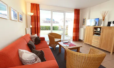 Wohnzimmer mit Couch und TV