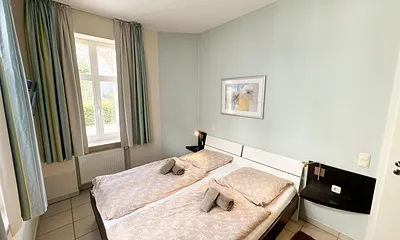 Schlafzimmer mit Doppelbett