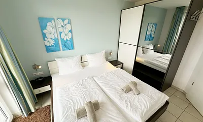 Schlafzimmer mit Kleiderschrank