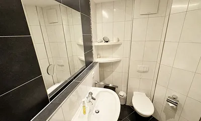 Badezimmer mit Waschplatz