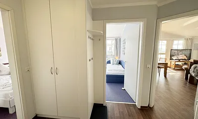 Seepark Sellin Haus Baabe - Blick vom Flur in das 2. Schlafzimmer und Wohnzimmer