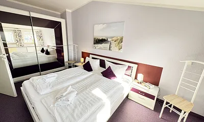 Seepark Sellin Haus Baabe - 1. Schlafzimmer mit Doppelbett und Kleiderschrank