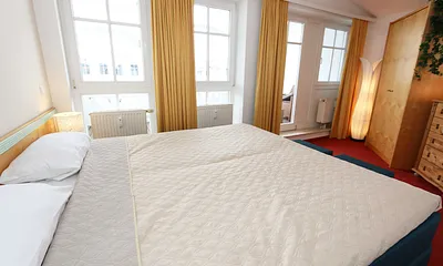 Schlafzimmer mit Doppelbett