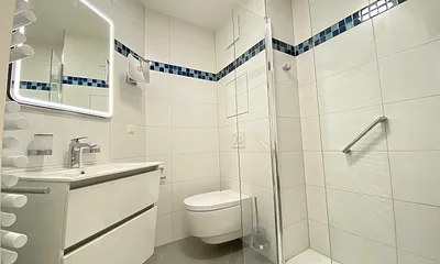 Badezimmer mit Dusche