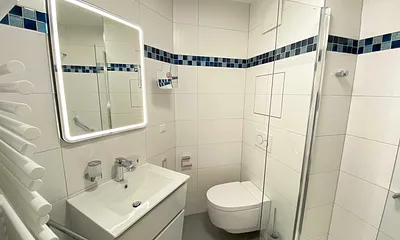 Badezimmer mit Dusche