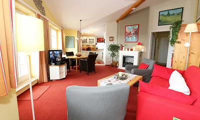 Wohnbereich mit angrenzender Küchenzeile